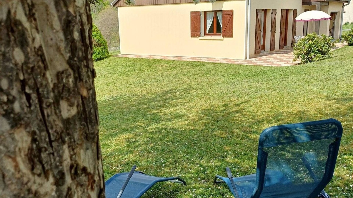 Uzemain Cottage | Peaceful countryside house with spacious outdoor area