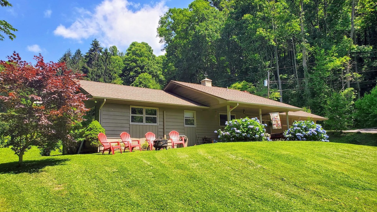 Waynesville House | Peaceful, cozy, creekside and squeaky clean!