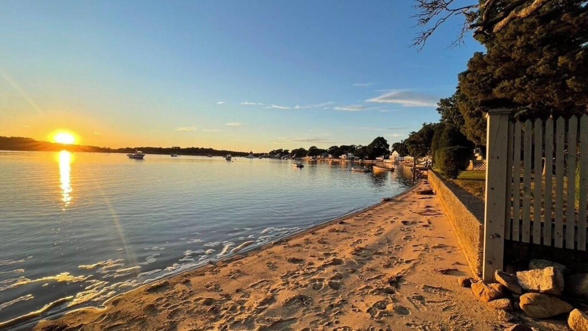 Weweantic Cottage | Peaceful Cozy Water Front Cottage. Step back in time and ENJOY