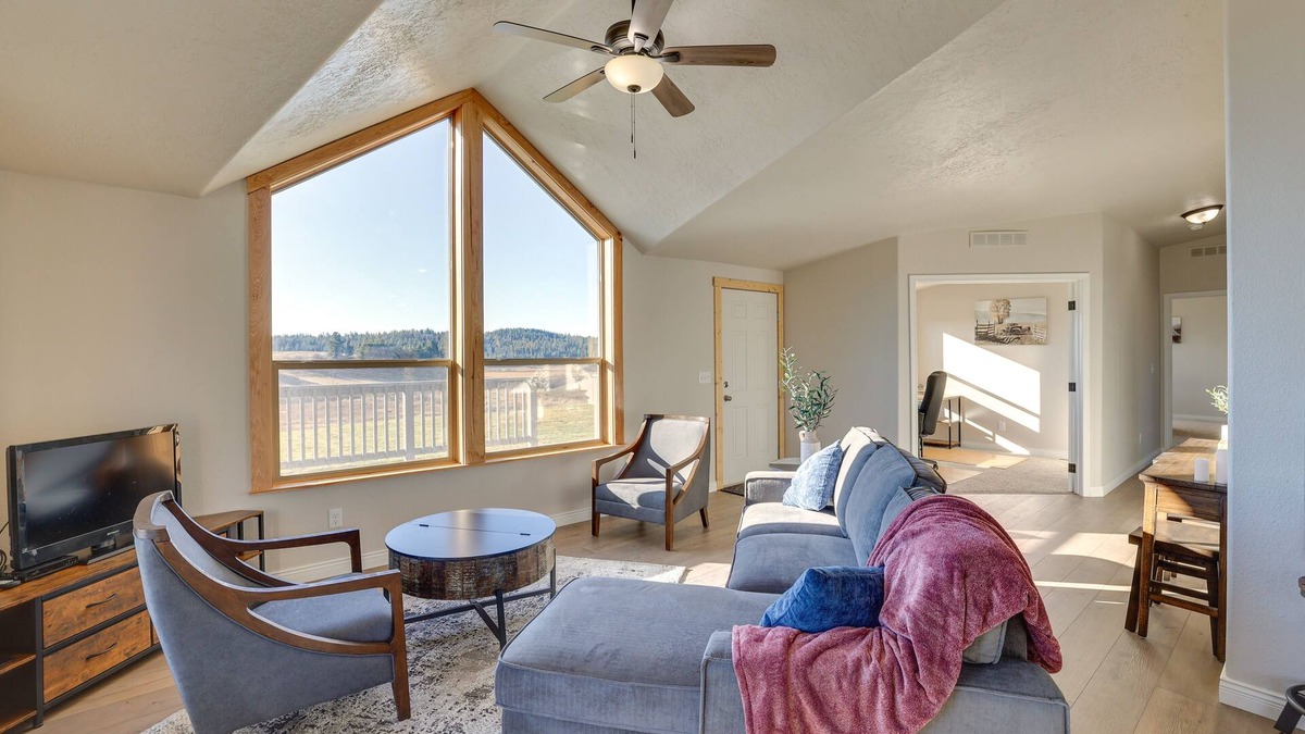 Harvard House | Peaceful Deary Vacation Rental w/Deck & Views!