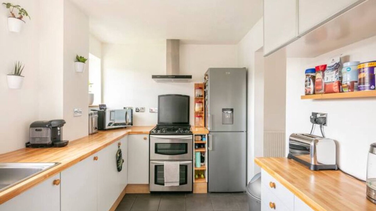 Bromley Cross House | Peaceful Double Room, Large TV, With Great Transport Links