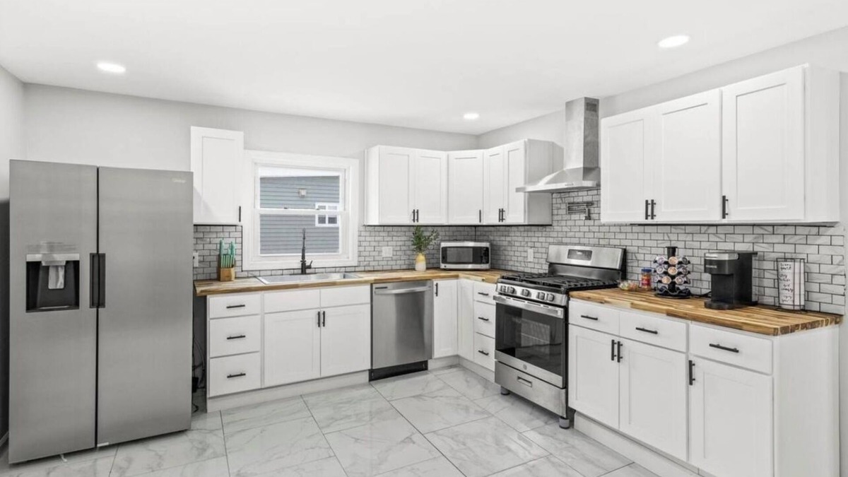 Perinton House | Peaceful East Side Retreat
