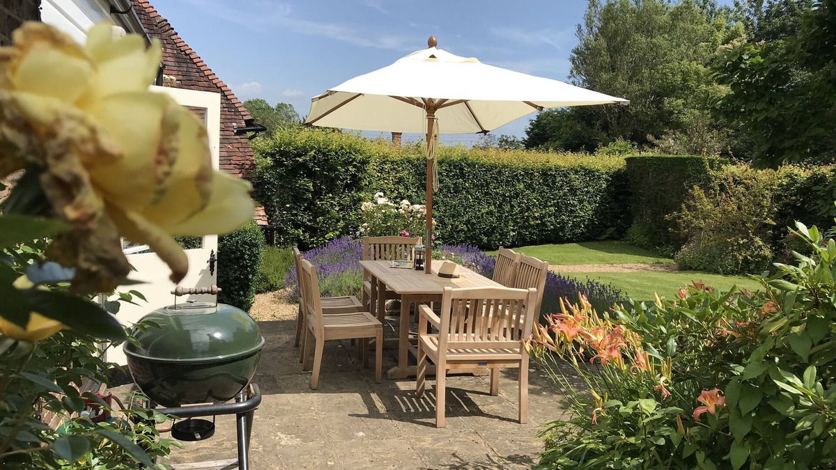 Piltdown Cottage | Peaceful edge-of-village C18th converted cottage in gardens of Manor House