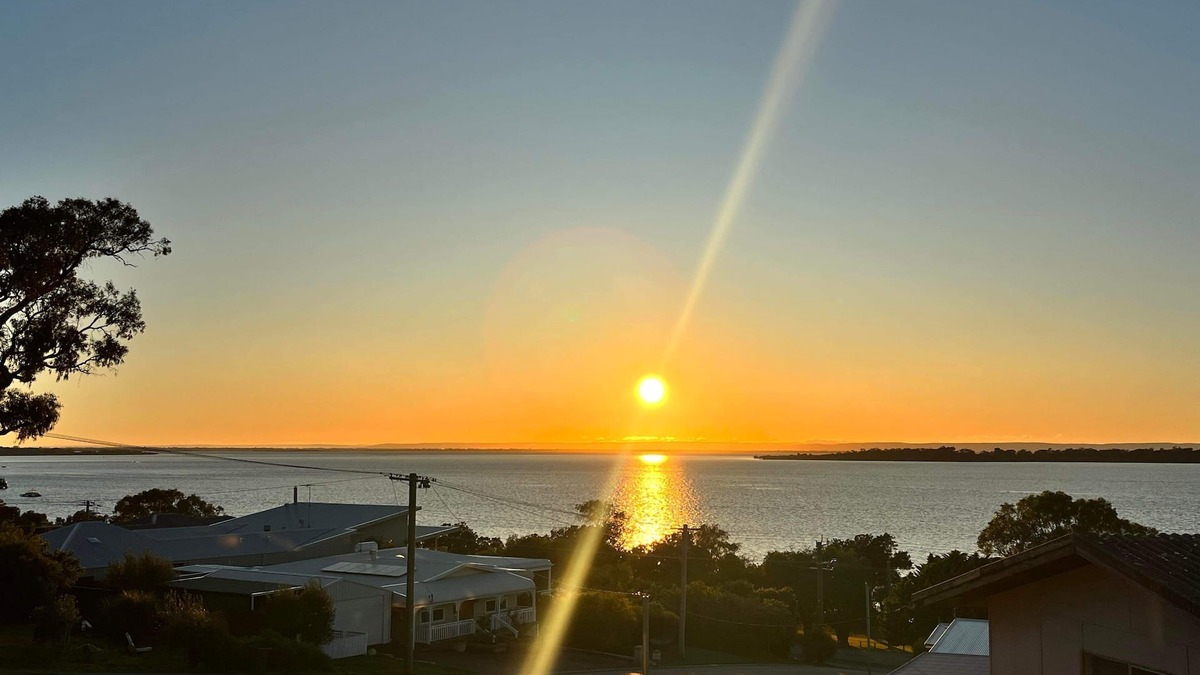 Dawesville House | Peaceful Estuary Views. Huge family home with table tennis, kayak and basketball