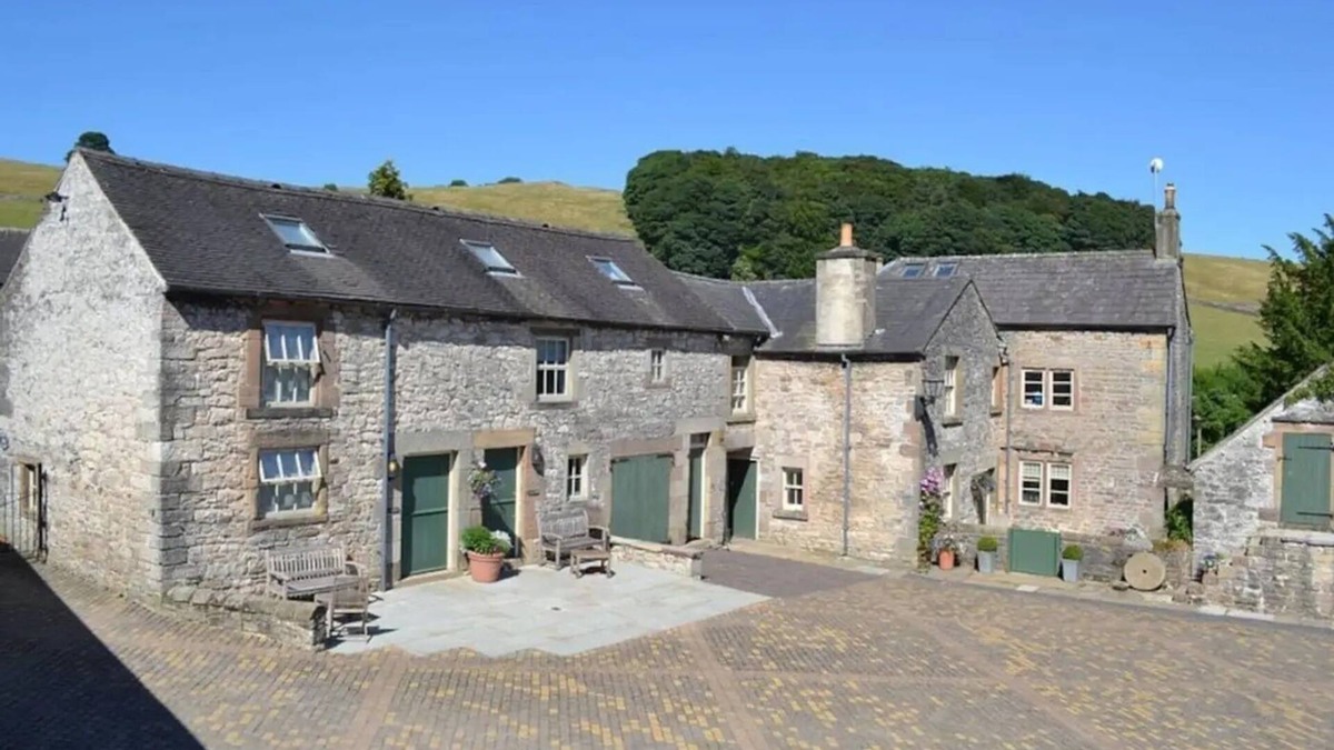 Alsop en le Dale Cottage | Peaceful Farm Cottage in the Peak District, close to walking trails.