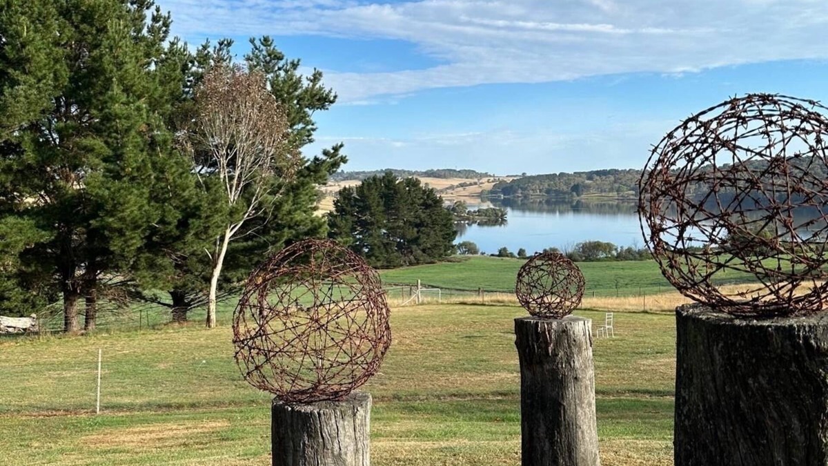 Oberon House | Peaceful farmhouse retreat with breathtaking lake views—charm meets tranquility✨