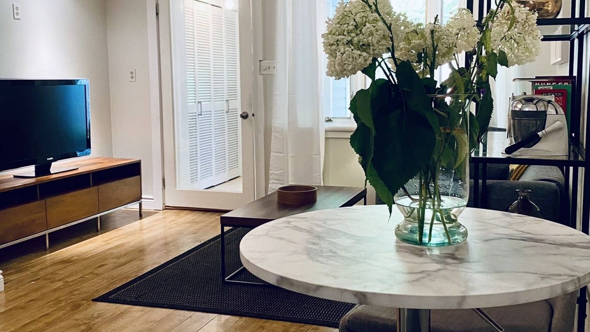 Leslieville Apartment | Peaceful garden apartment in the heart of Leslieville/Danforth, fully equipped