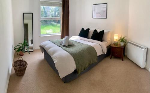 Ealing Common Apartment | Peaceful Garden View Apt. close to Central London