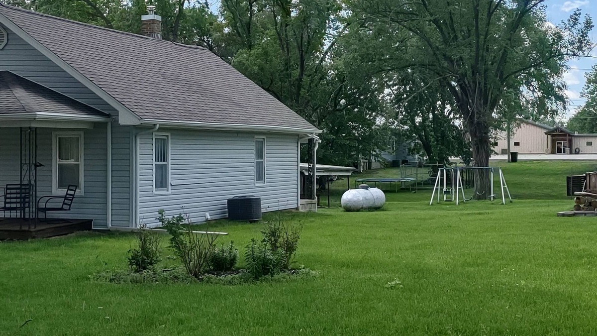 Trenton House | Peaceful Grandmas Cottage 2-bedroom house. Trenton, Mo. Wi-Fi. AC. Sleeps 7