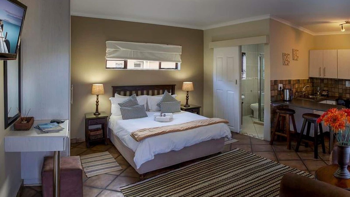 Humewood Bed & Breakfast | Peaceful guest room with double bed and kitchen, near Port Elizabeth