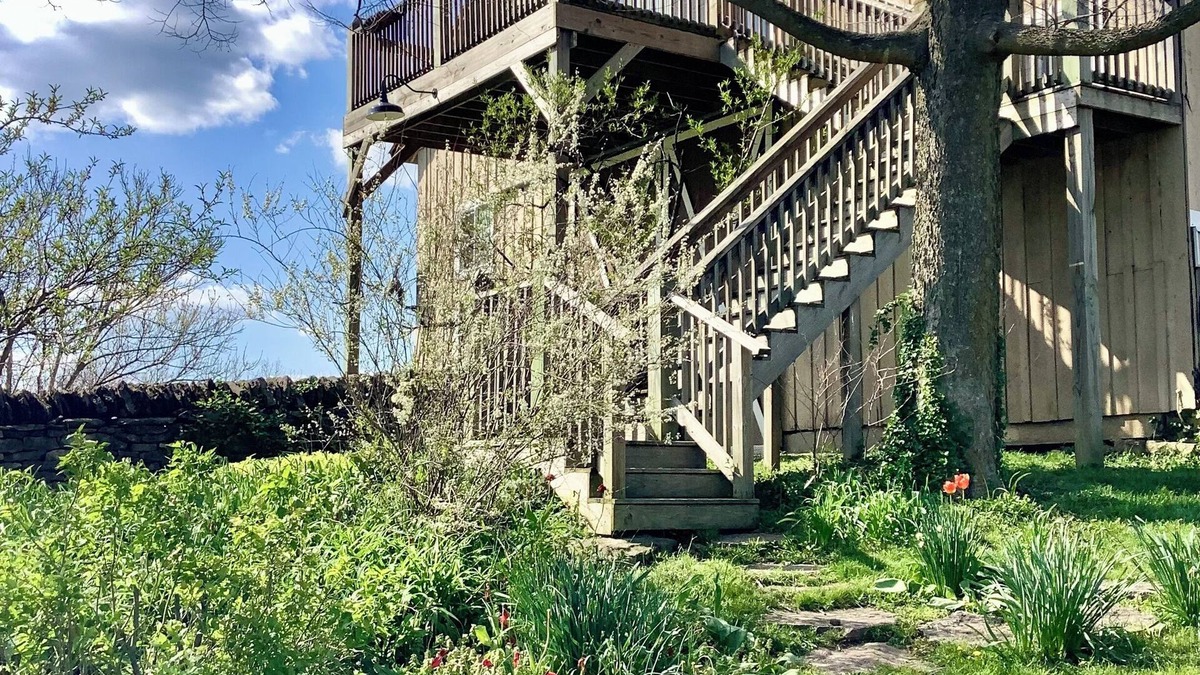 Paris House | Peaceful, historic 3-bedroom barn loft on a horse and flower farm in Paris.