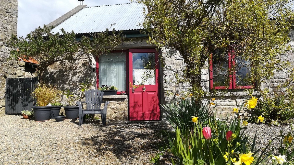 Broadford Cottage | Peaceful holiday cottage central to places of interest. Free WiFi and parking