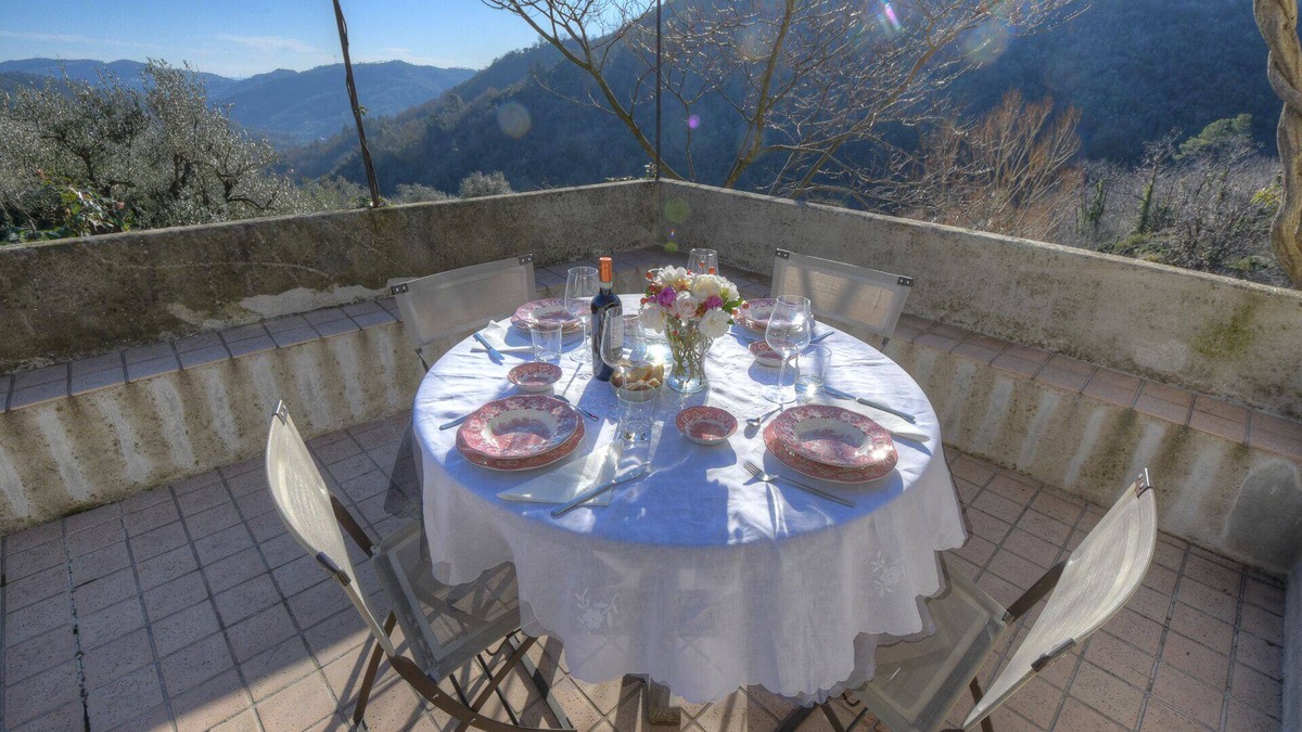 Calice Ligure Apartment | "Peaceful Holiday Home with Garden, Sea View and Historic Roses"