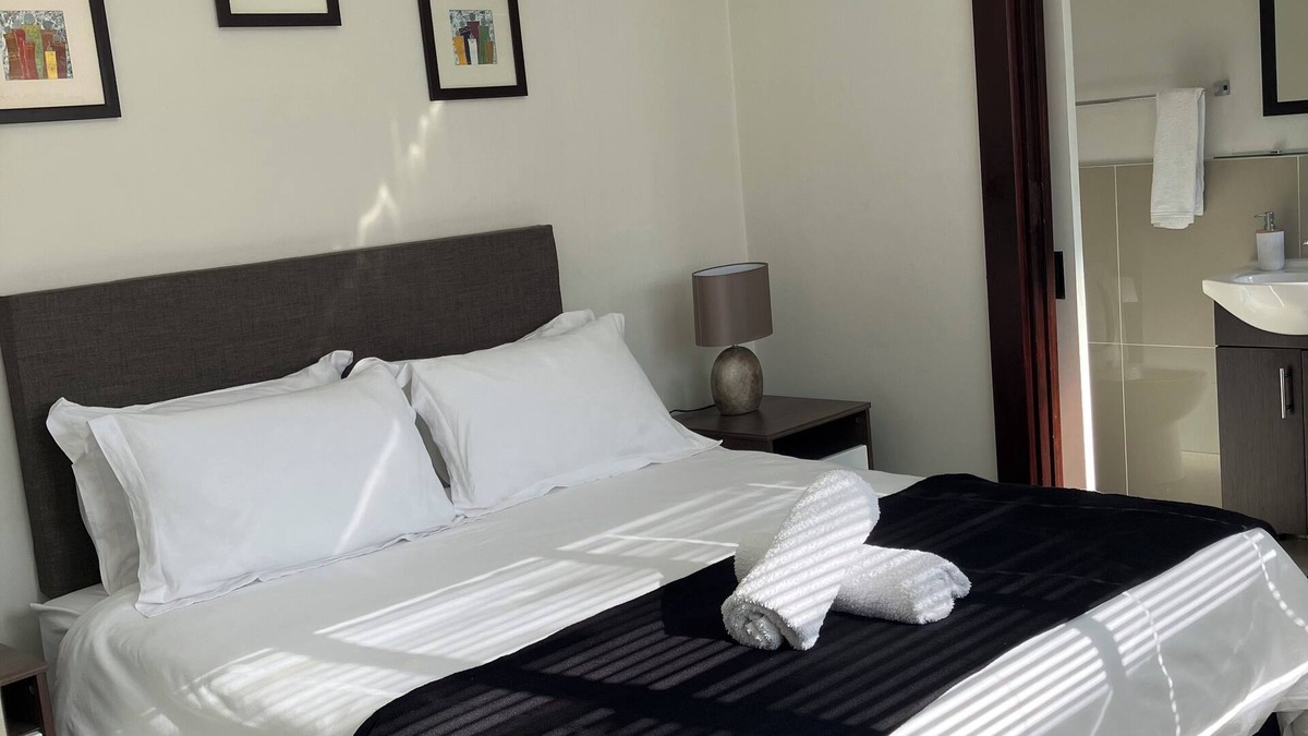 Port Elizabeth Central House | Peaceful Home Guesthouse . Spacious 4BR En-Suite House W/Free Wi-Fi & Parking.