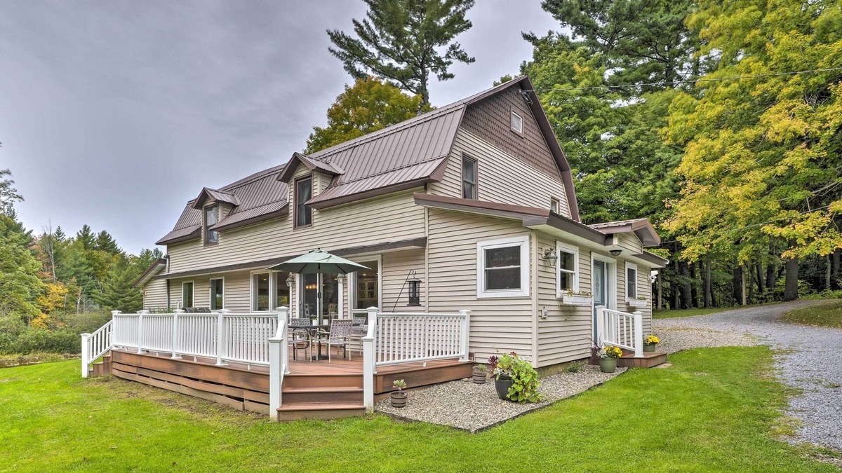 Glenfield House | Peaceful Home w/11 Acres, Creek & Fire Pit!