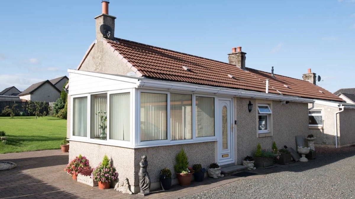 Airdrie House | Peaceful-Honeysuckle Scottish Cottage with Hot Tub