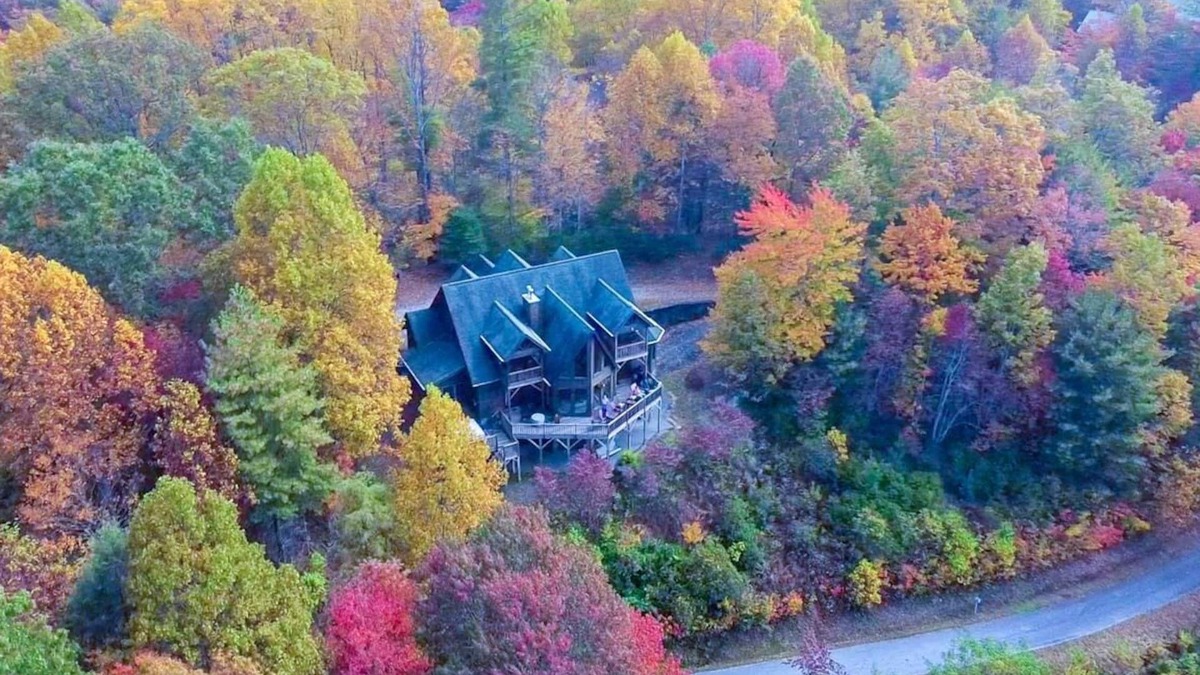 Ferguson Cabin | Peaceful Horizons-Views,WiFi,Pool Table,Hot Tub,SpaTub