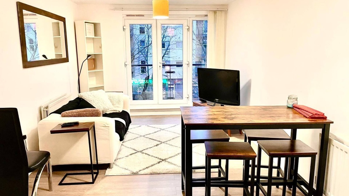 Hatfield Apartment | Peaceful Impeccable 2-Bed Apartment in Hatfield