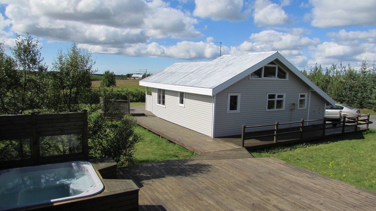 Rangarþing ytra Cottage | Peaceful in the heart of the south with a hot tub, sauna and wifi