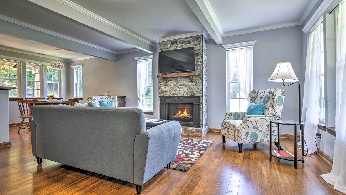 Bendena Cottage | Peaceful Kansas Cottage w/Wraparound Deck!