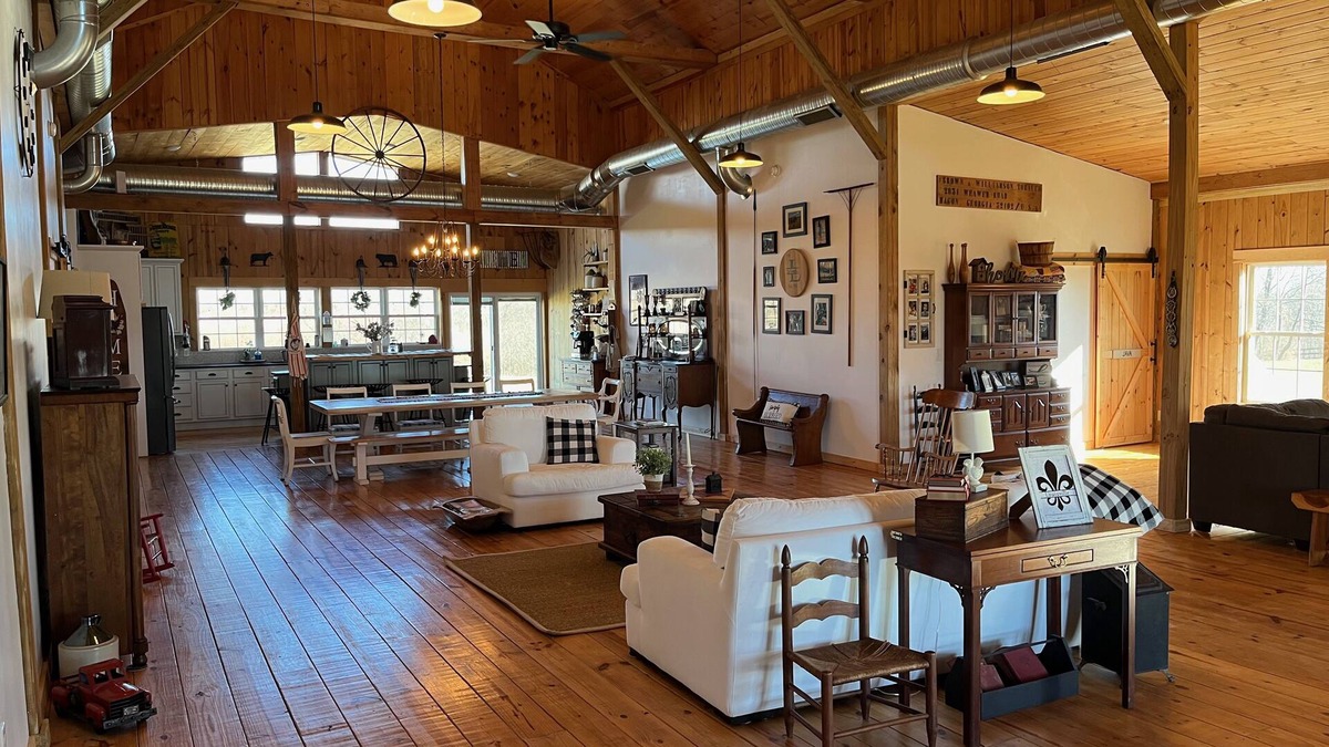 Finchville House | Peaceful Kentucky barn home near KY Derby, PGA and Bourbon Trail.