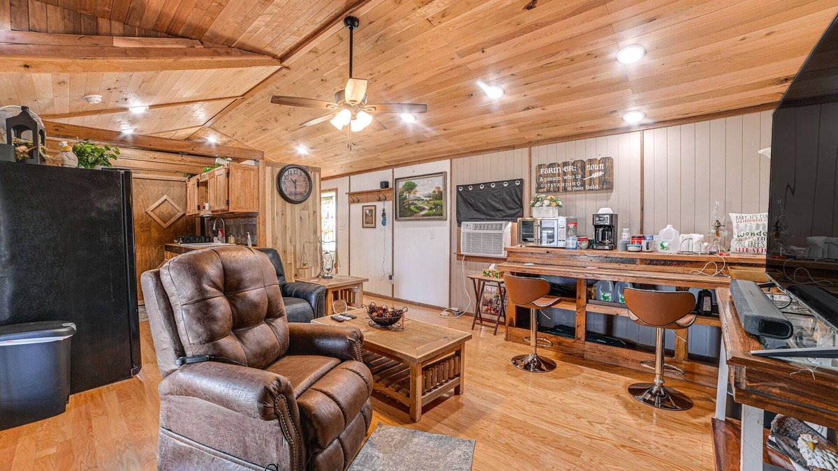 Oak Grove Cabin | Peaceful Kentucky Countryside Cabin w/Porch