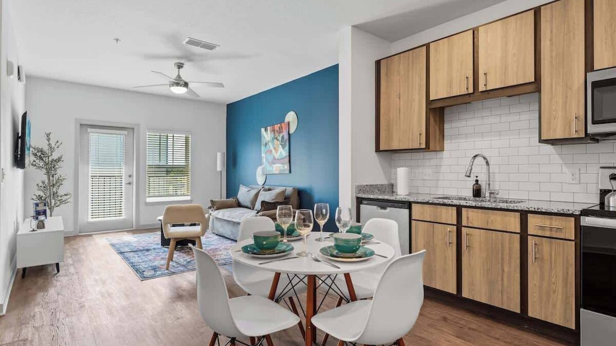 Bay Lake Apartment | Peaceful King Oasis w/Pool View Gym Close to Parks