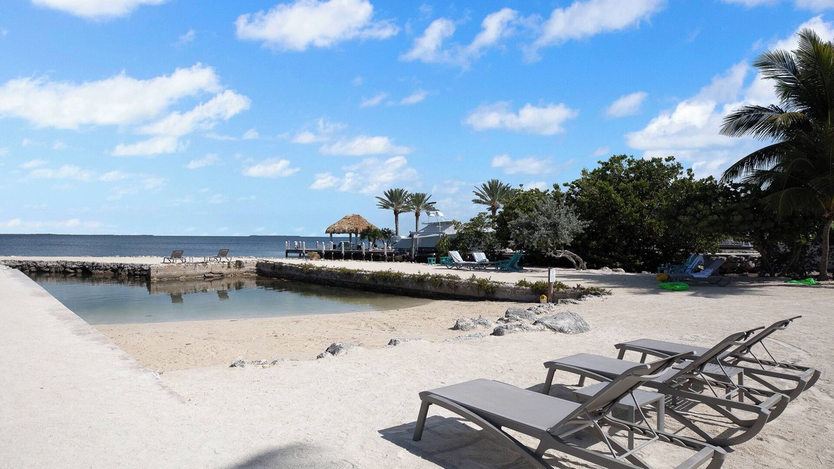 Key Largo Hotel | Peaceful King Stay w/Sunset Views! Pool and Gym Access | Pet Friendly