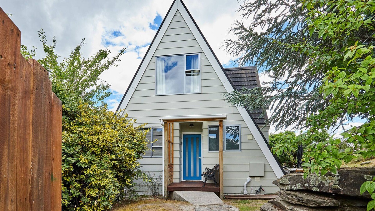 Luggate House | Peaceful Kiwi Crib with stunning views.