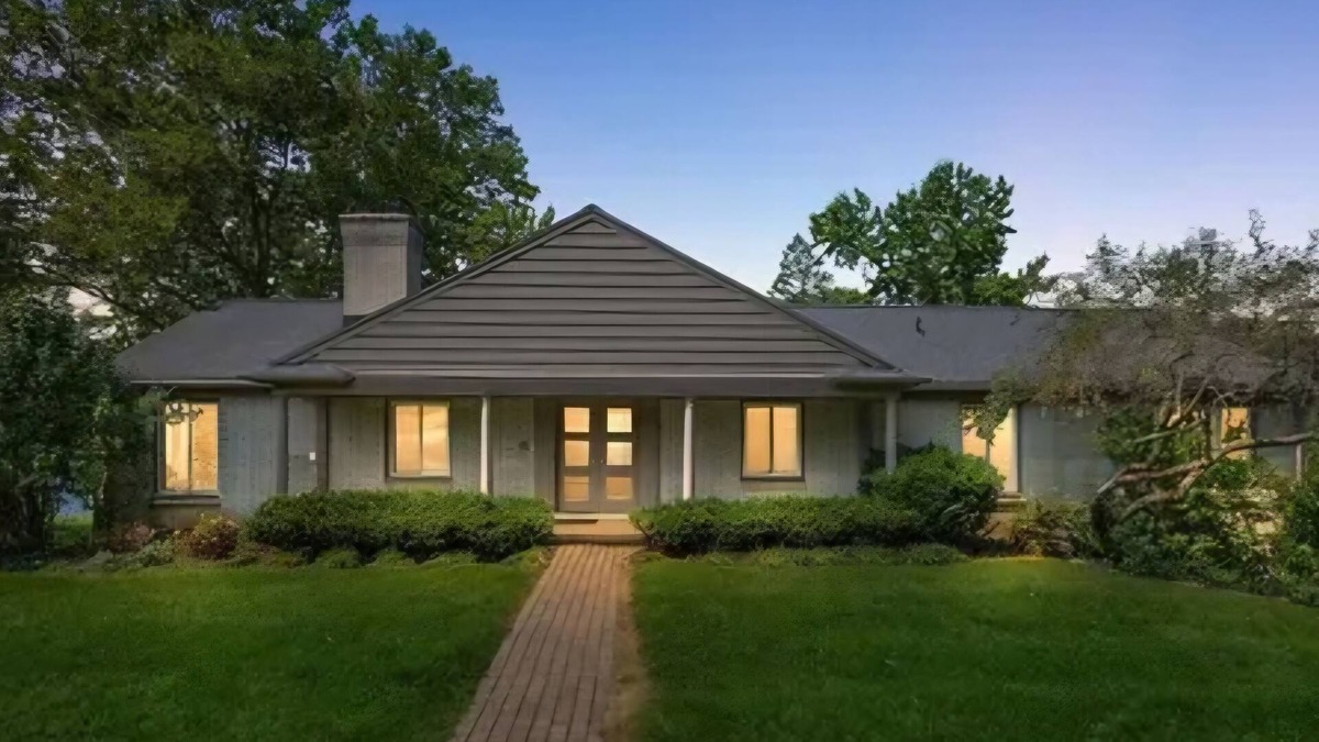 Bloomfield Hills House | Peaceful lake house. Finely renovated. Chef's kitchen. Near downtown birmingham.