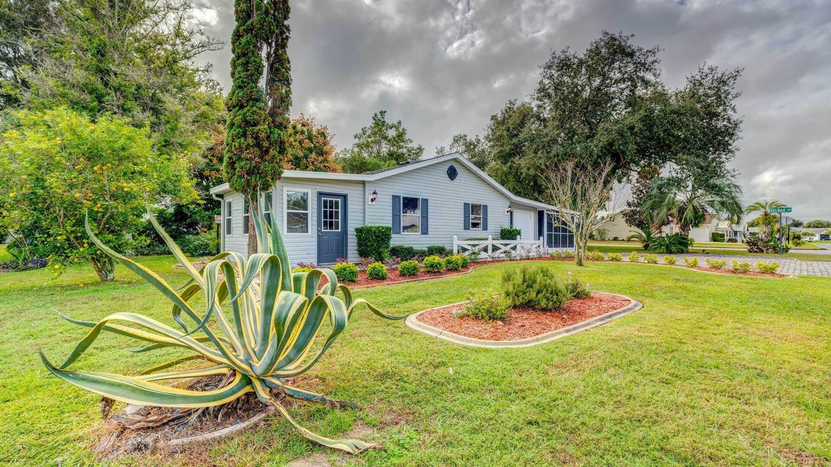 Del Mar House | Peaceful Lady Lake Home w/Screened-In Porch!