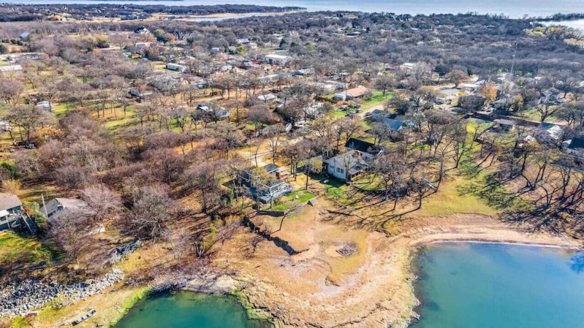 Little Elm House | Peaceful Lake Cabin in City Getaway Hot Tub, Beach, & Spacious Deck