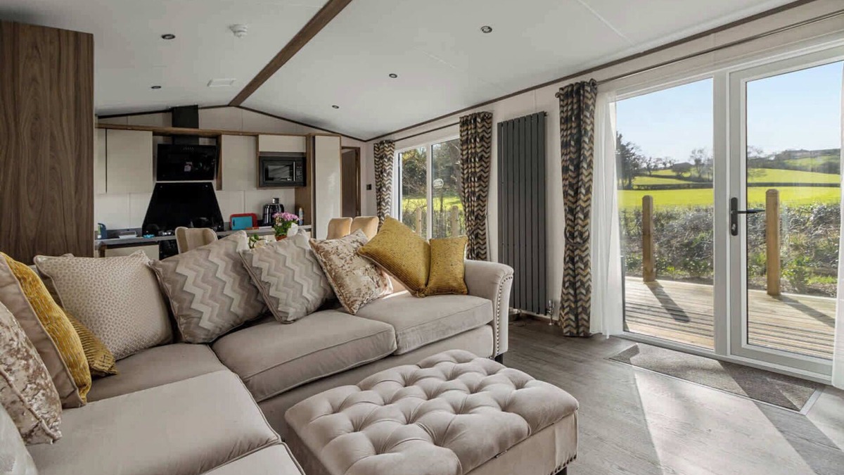 Cheriton Bishop Ski Chalet | Peaceful Lake Retreat - Fishing lakes - Short Stays UK