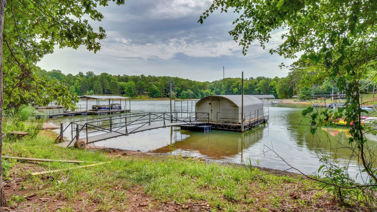 Gumlog House | Peaceful Lake Hartwell Gem w/Boat Dock