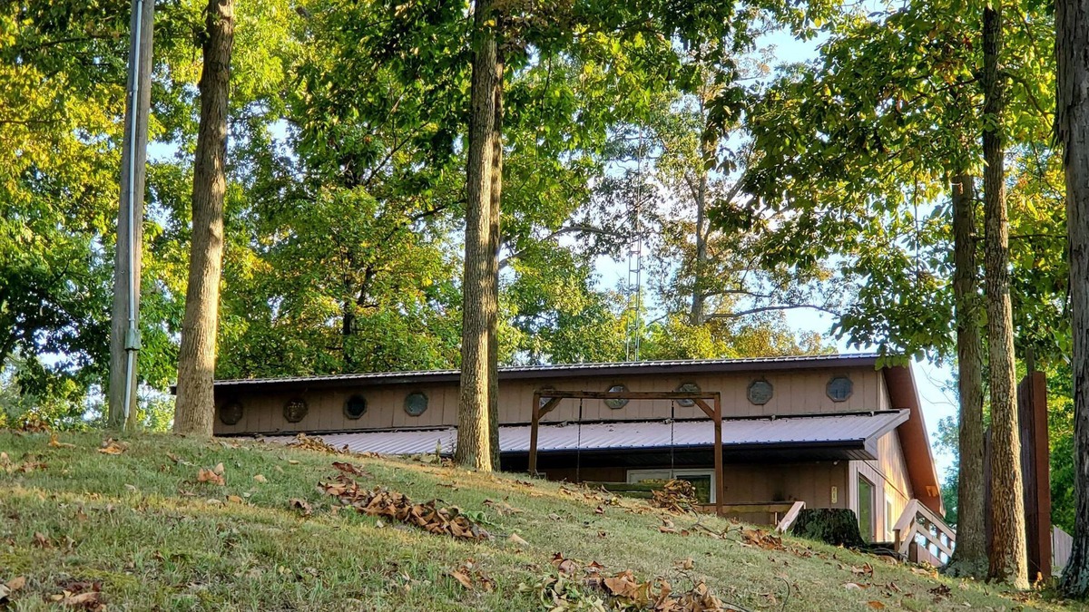 Scotland Cabin | Peaceful Lake House Cabin 1, Kayaks Provided Free, Direct Water Access!