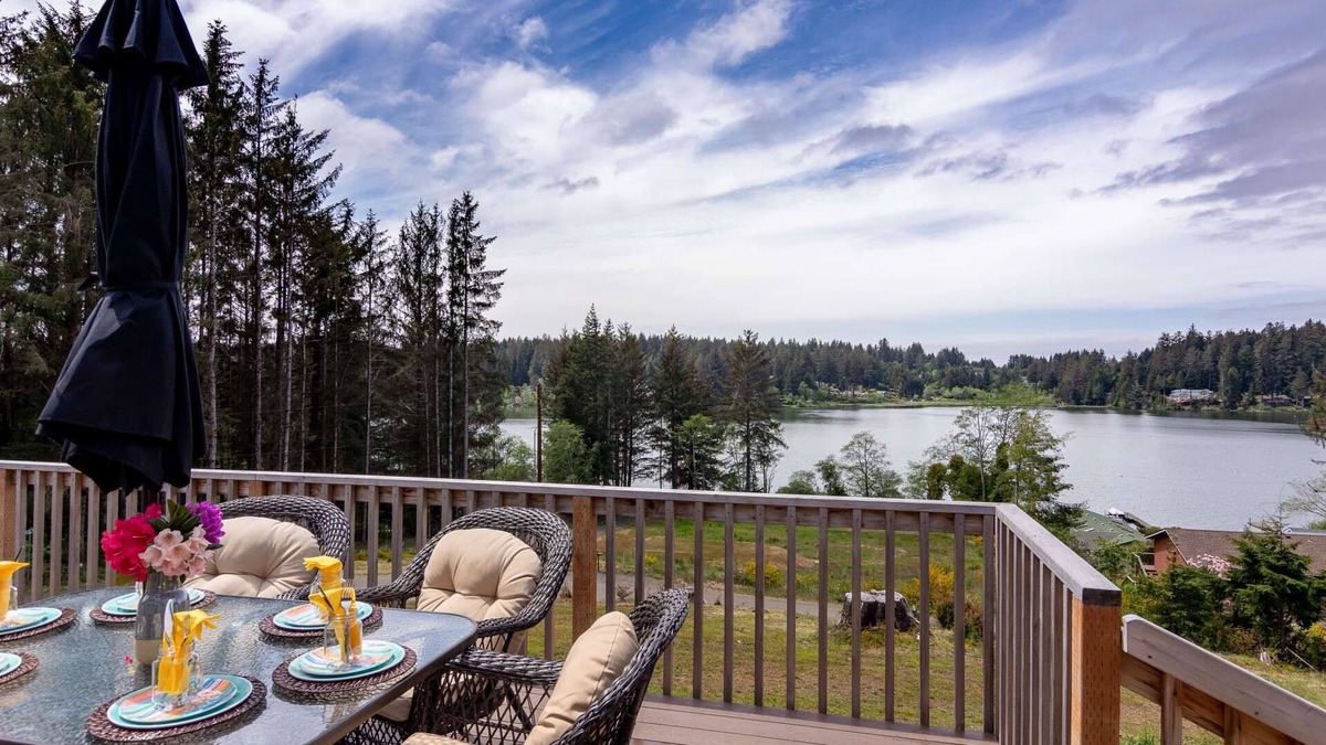 Florence House | Peaceful Lake Retreat with Stunning Views! Pet Friendly, Walk to Siltcoos Lake, Relaxing Deck w/BBQ
