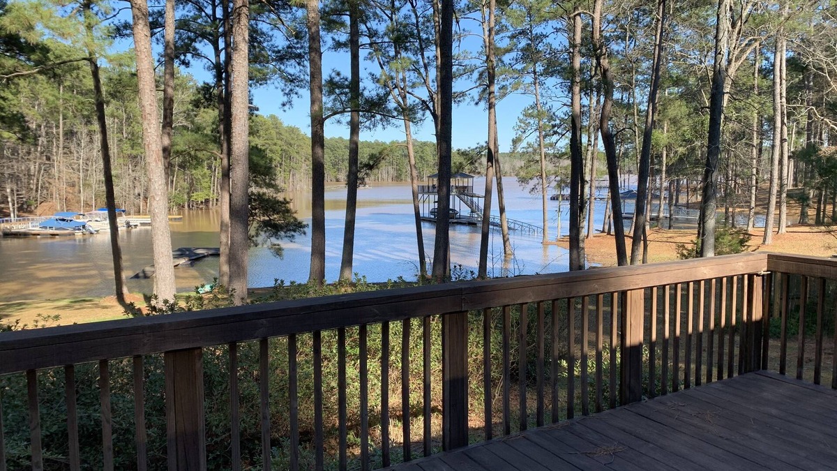 McCormick House | Peaceful Lake Retreat