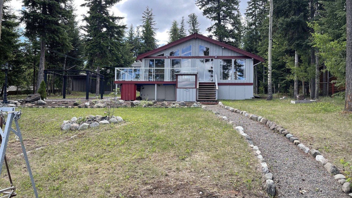 70 Mile House Cabin | Peaceful Lakefront Cabin on Green Lake w/Bunkhouse