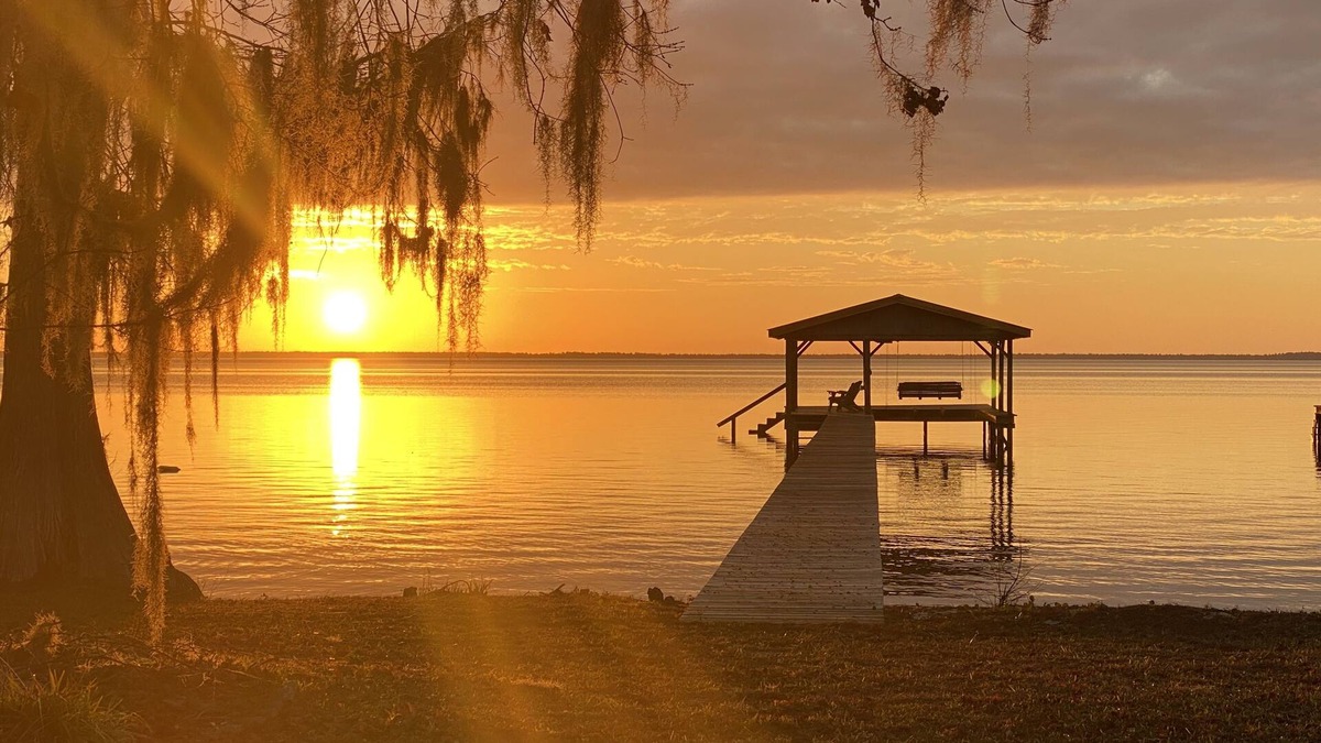Lake Waccamaw Cottage | Peaceful Lakefront Cottage