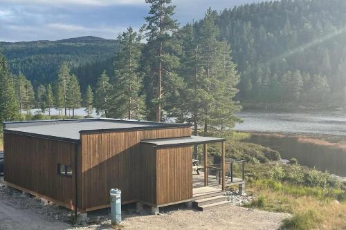 Tjaldal House | Peaceful lakefront cabin