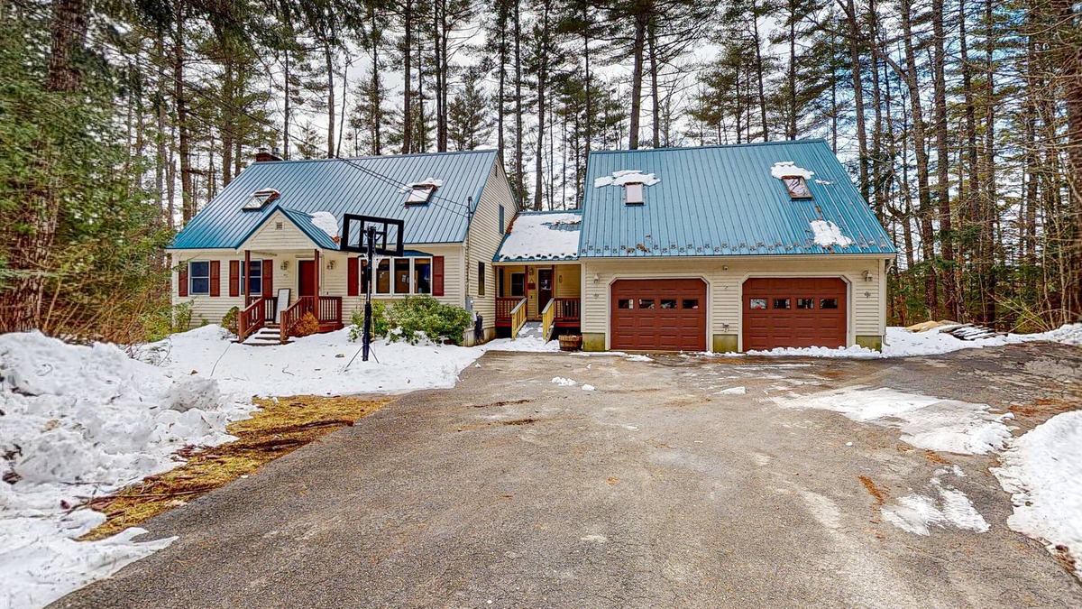 Lake Arrowhead House | Peaceful lakefront retreat with private hot tub, game room, & deck - near skiing