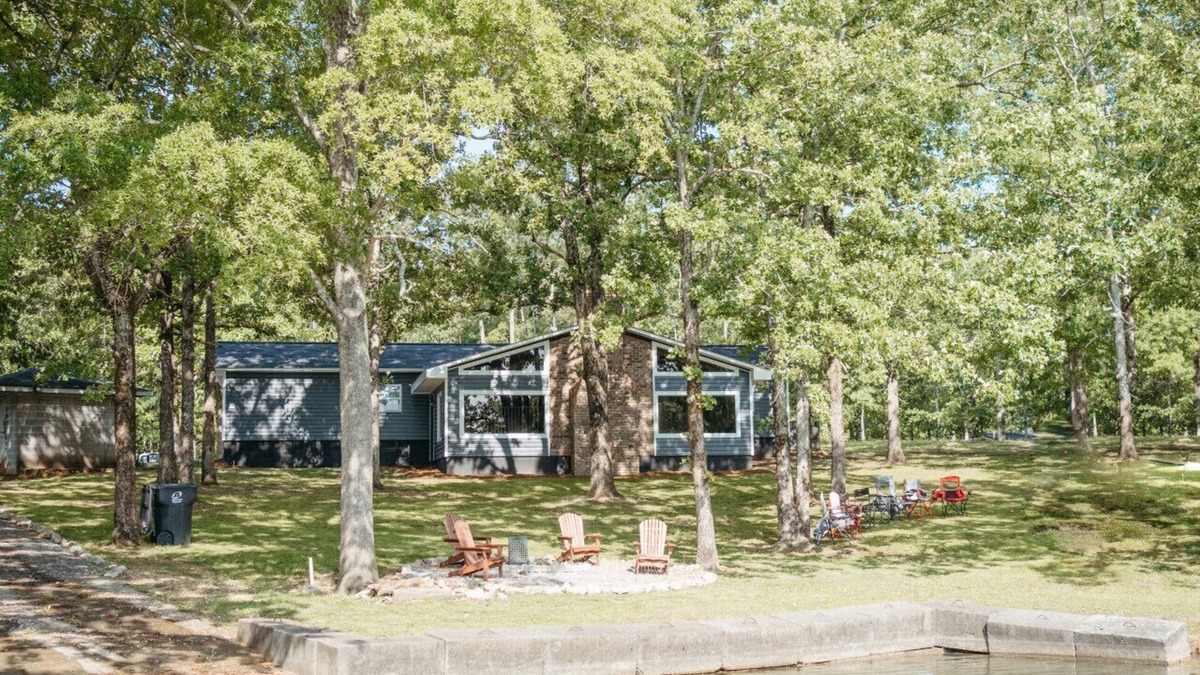 Cedar Bluff House | Peaceful Lakefront Cottage on 2.5 Acres, Newly-renovated, Sleeps 5 Guests, Private Boat Launch, Walcox Point