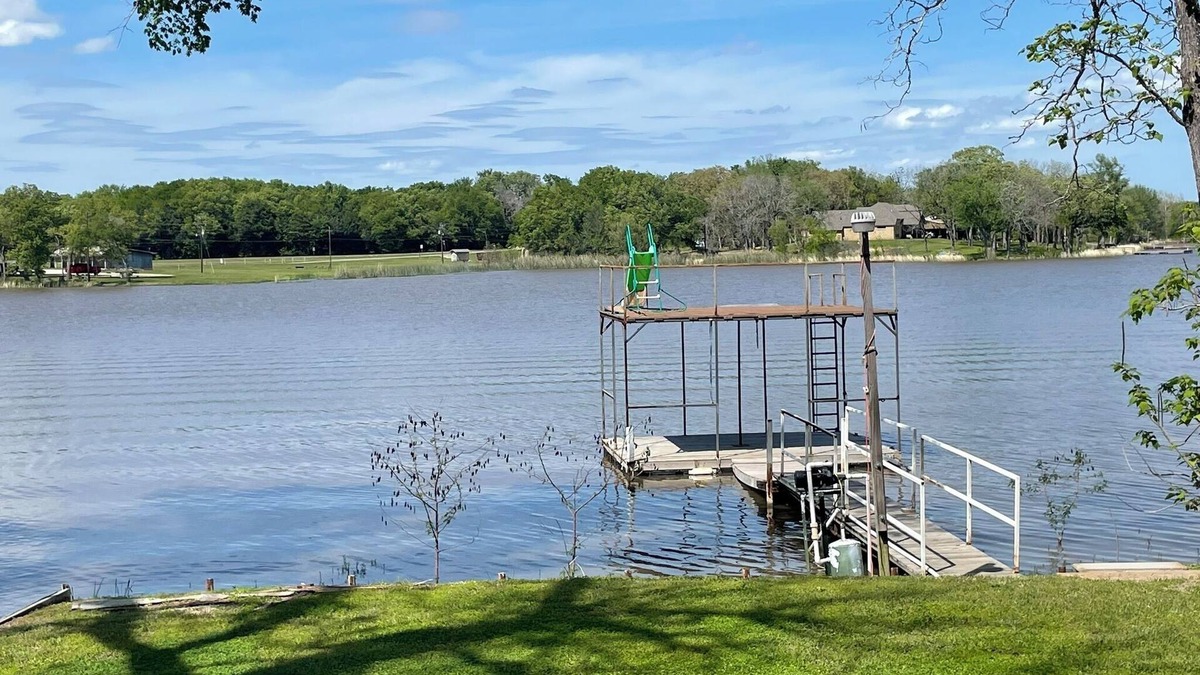 Mexia House | Peaceful lakefront vacation home