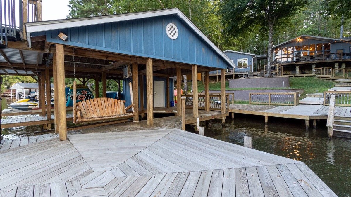 Macon House | Peaceful lakehouse on deep water cove, firepit, tiki bar