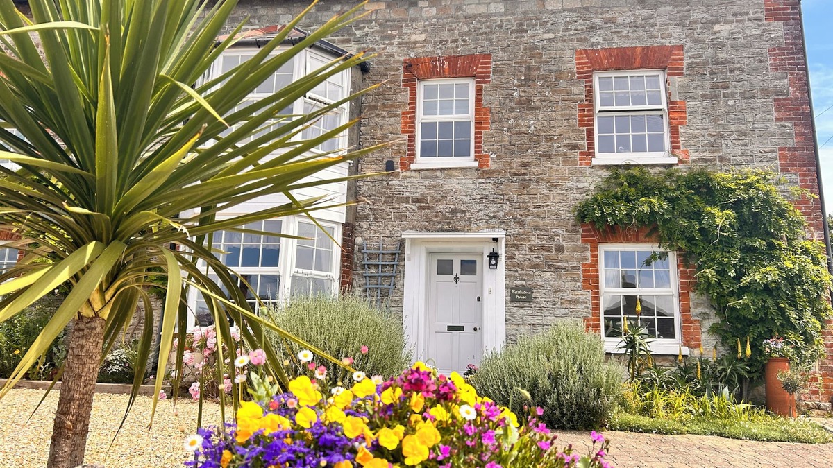 Nettlestone House | Peaceful large 5 double bed character stone house sleep 10, close to seafront