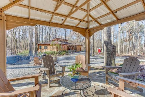 Buford House | Peaceful Lawrenceville Cabin with Hot Tub on 6 Acres