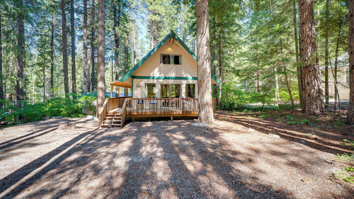Leavenworth Cabin | Peaceful Leavenworth Cabin with Deck & Fire Pit!