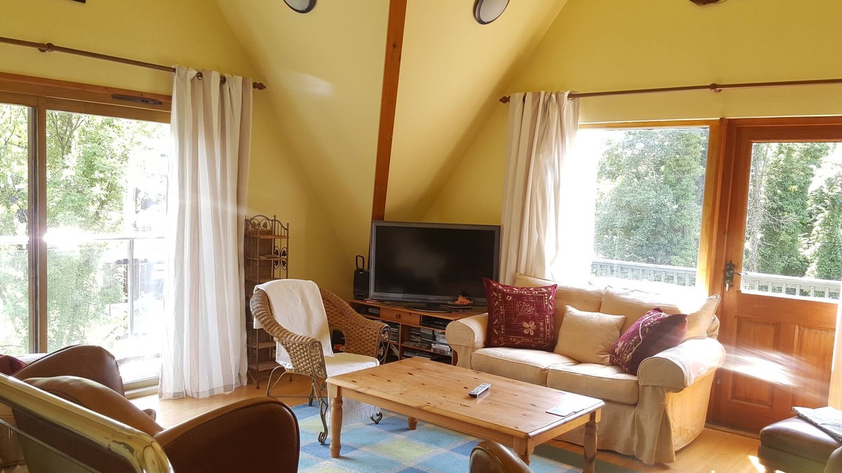Rock Cottage | Peaceful location within short walk to local amenities and beaches.