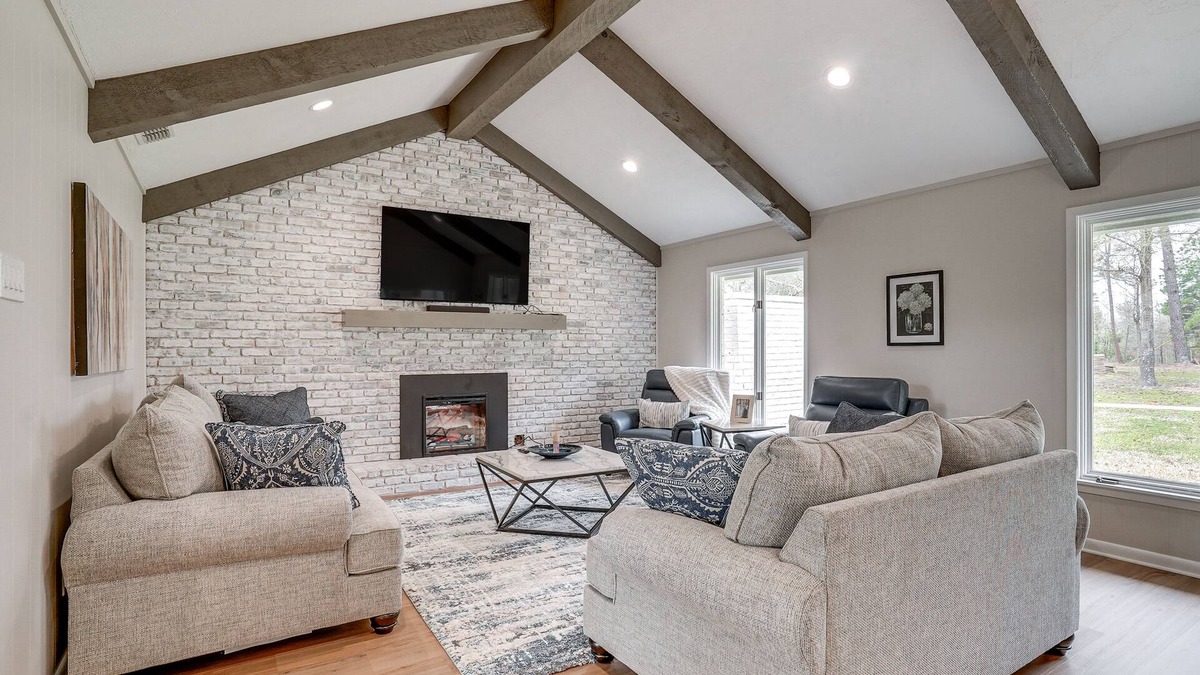 Judson House | Peaceful Longview Home w/Pond, 6 Mi to Downtown!