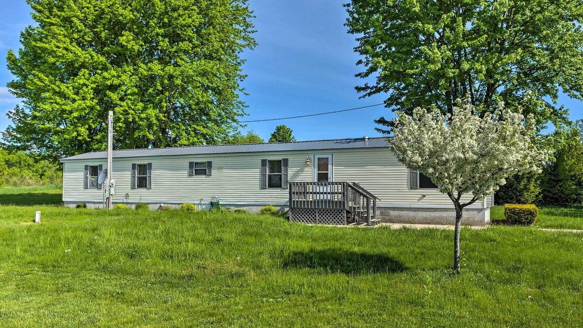 Walkerville House | Peaceful MI Home on 1 Acre: Pets Welcome!